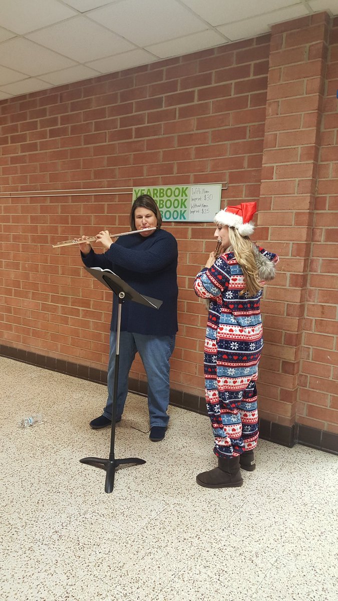 Jess_Lynn38's tweet photo. Our band teacher and our counseling director playing Christmas carols in the hall!! 🌲🎄🎁@WeAreSMSpartans https://t.co/2Owyur6Ikp