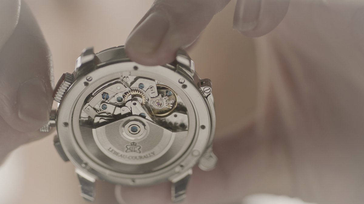 Tired of all the same dials ? Lebeau-Courally kindly invites you to discover its case back. Blued screws, polished case, engraved rotor : an artwork for connoisseur !