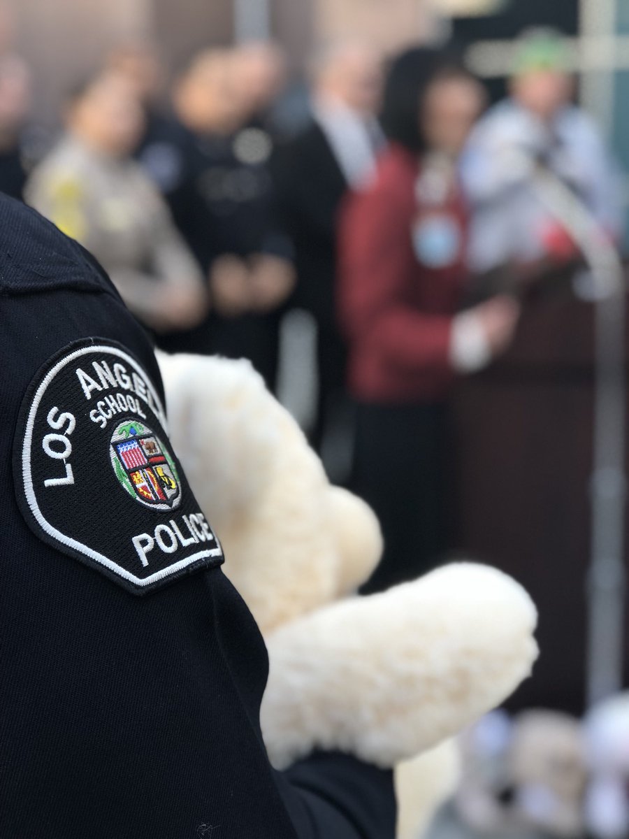 #TeddyBearDrive in full swing @LACUSC_KidzHF delivering teddy bears 2 children at the Hospital #CopsGivingBack #LASPD #LawEnforcementUnited