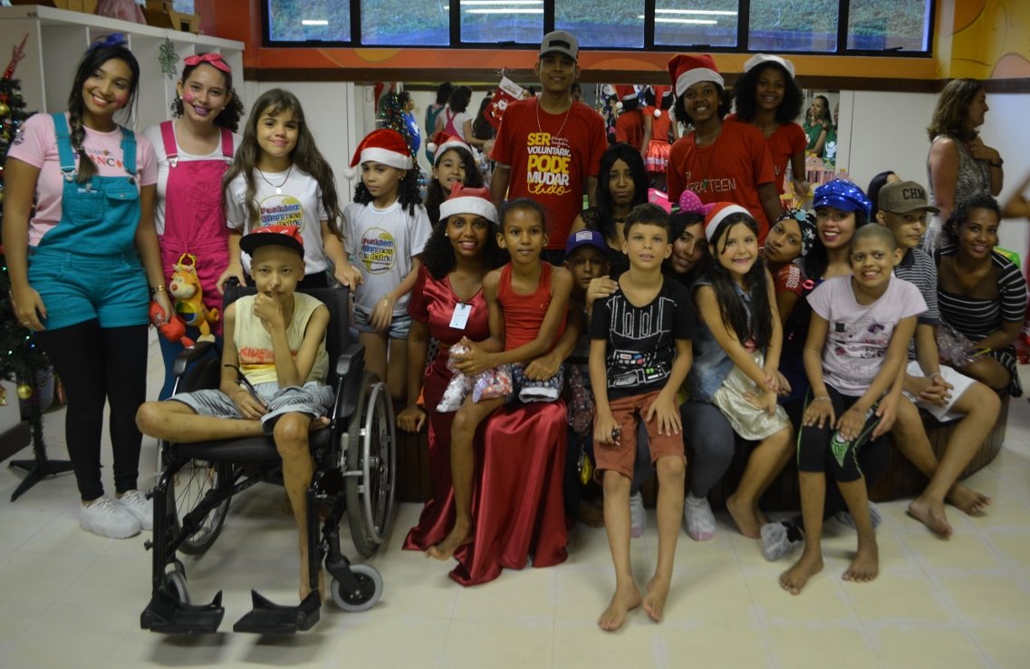 gaccbahia's tweet photo. Os pacientes do GACC-BA receberam ontem, 20, a visita da equipe do canal de Youtube Farra Teen Tv e das blogueiras do Fashion Blogger Bahia. Os integrantes do canal promoveram uma divertida apresentação para os pacientes e ainda distribuíram brinquedos.
#GACCBA #Solidariedade https://t.co/LhYOMdLTTU
