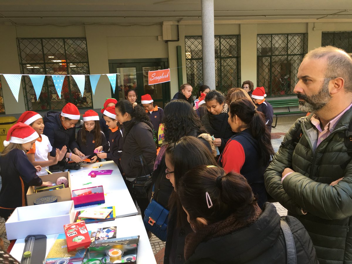 Laura_ln2013's tweet photo. Un lujo de profes que nos ayudan en la formación de nuestros peques #workshops2017 @nazaretoporto https://t.co/6CYWOvrz7y
