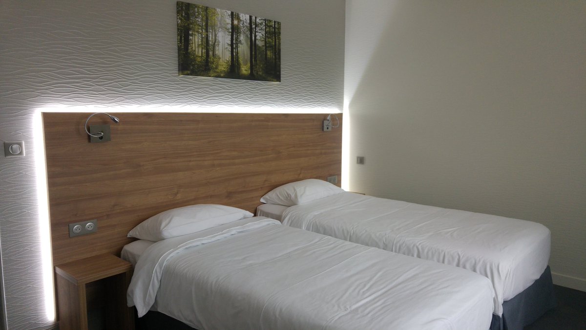 HotelLeVerger's tweet photo. 🎁 [Jeu-Concours Noël 2017]

 A #gagner: Une nuit en #chambre double en #hotel 2 #étoiles + deux petits déjeuners + une  bouteille de vin de la région #CentreValdeLoire à déguster sur place ou à emporter !  Valeur 94 Euros.

A vous de #jouer ! 
https://t.co/PM9s5cPP8H https://t.co/kSTF2y06t8