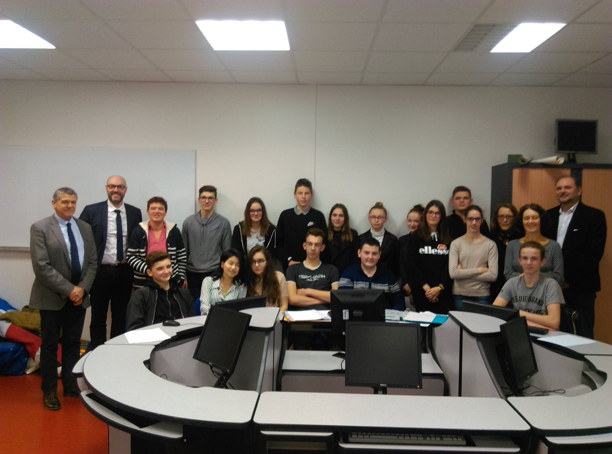 LMThomasPesquet's tweet photo. La mini-entreprise "Ti-Fruits Ti-Légumes" des élèves de 3ème Prépa-Pro du lycée #LesSapins   en pleine action. Aujourd'hui début de la fabrication des sacs et   entretien d'embauche auprès du responsable du Crédit Agricole.   @EPANormandie #minientreprise https://t.co/9vj0UvxI4o