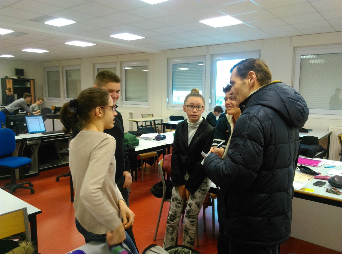 LMThomasPesquet's tweet photo. La mini-entreprise "Ti-Fruits Ti-Légumes" des élèves de 3ème Prépa-Pro du lycée #LesSapins   en pleine action. Aujourd'hui début de la fabrication des sacs et   entretien d'embauche auprès du responsable du Crédit Agricole.   @EPANormandie #minientreprise https://t.co/9vj0UvxI4o