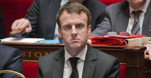 IamGroot62500's tweet photo. Quand tu voulais le gros avion comme ton copain américain pour #Noël 

#Macron #AirForceOne https://t.co/LIuujKrhJt
