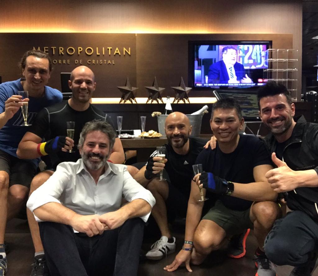CanadaSpain1's tweet photo. Not much training today... but lots of fun! @metropolitangym ¡Felices fiestas! #maplecookies #maplecandies &amp; #cava #CanadaSpain #Spanadians @SaboresdeCanada @TasteOfAmericaE @LBMapleTWEET https://t.co/VaPozXWo0f