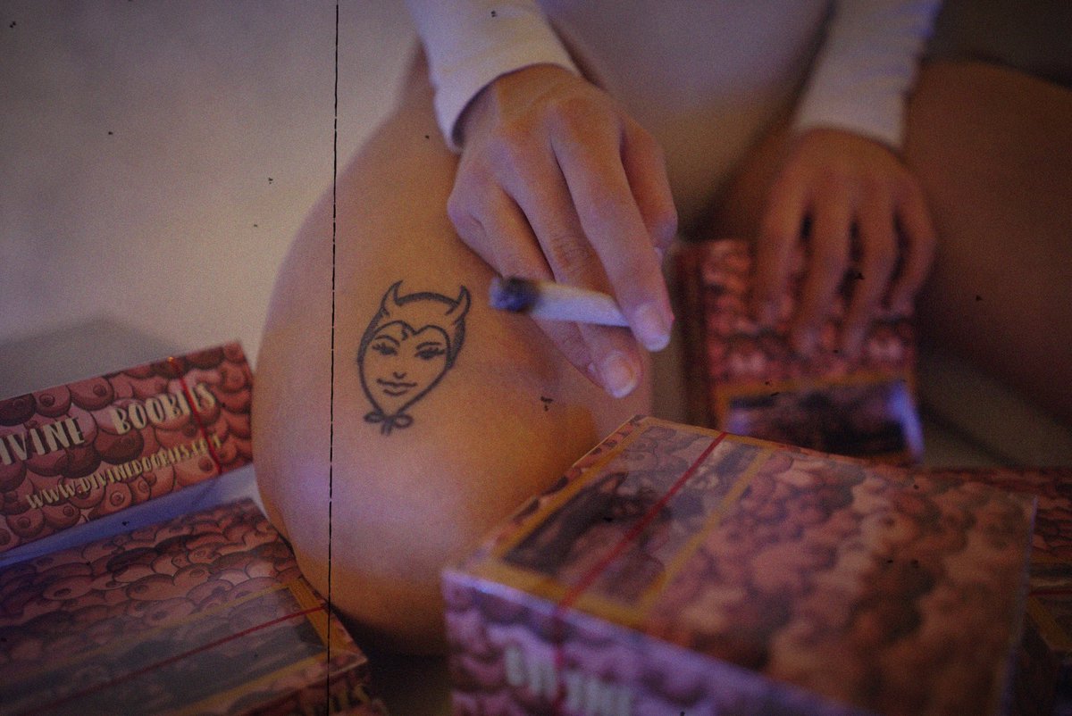 pjsplashnyc's tweet photo. What rolling paper company you know show love to the boobs? #Savetheboob https://t.co/bHo4BJnj4M https://t.co/YEkdyruVPp