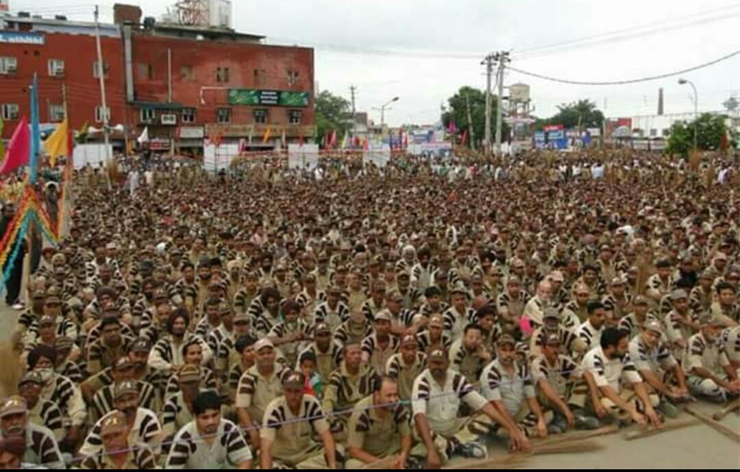 Rubyinsan512's tweet photo. #SaintRamRahim_Initiative42 आंधी आए या तुफान आए
गर्मी आए या सर्दी आए
सुखा पडे या बाढ आए
एक ऐसी टीम जो सिरफ एक #HelpOnCall  पर अपनी जान की परवाह किए बिना दूसरो की जान बचाने के लिए तैयार रहती है और👇वो बनाई Saint Dr @Gurmeetramrahim जी Insan ने
Dhan Dhan Satguru Tera Hi Asara https://t.co/q2c0yPOtHP