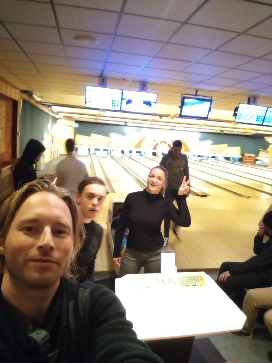 Bowlen en eten met jongeren uit Lisserbroek. Dank voor het meedenken over de JOP #meedenkenloont <a href="/MeerWaardeInfo/">MeerWaarde WELZIJN</a> <a href="/Jayne_MW/">jaynemw</a>