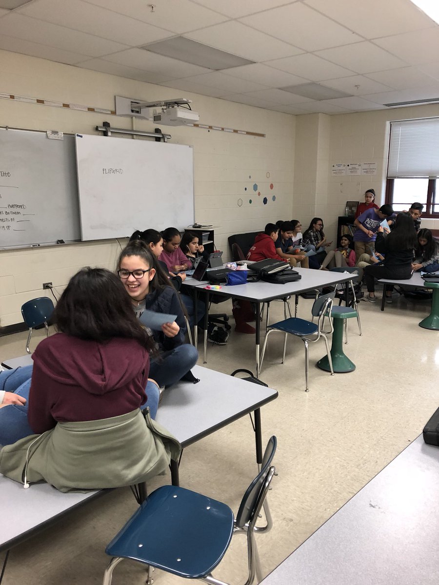 missmclb's tweet photo. love seeing kids’ faces when they read the kind things others wrote about them. @FreedomD100 @BerwynSouth100 #choosekindness https://t.co/lr8sykvUzY