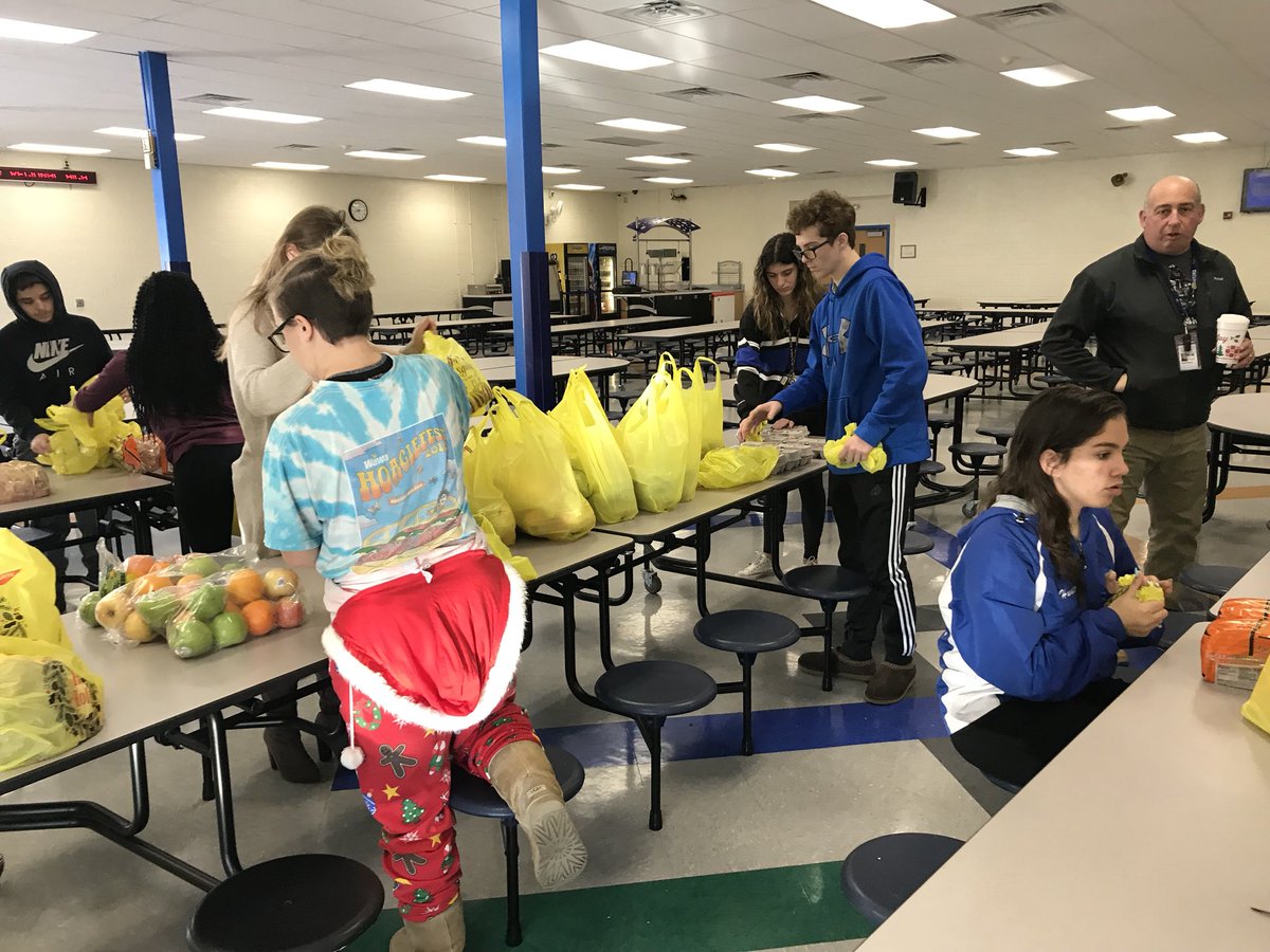 31_AndreaGenz's tweet photo. GRHS Student Council, Student Leadership & HMG Giving back! #fooddrive @Official_GRHS https://t.co/P9gVIS4C5A