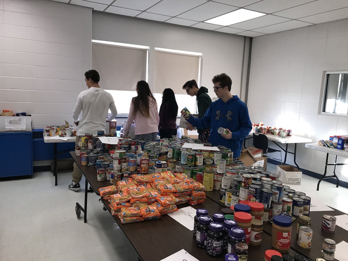31_AndreaGenz's tweet photo. GRHS Student Council, Student Leadership & HMG Giving back! #fooddrive @Official_GRHS https://t.co/P9gVIS4C5A