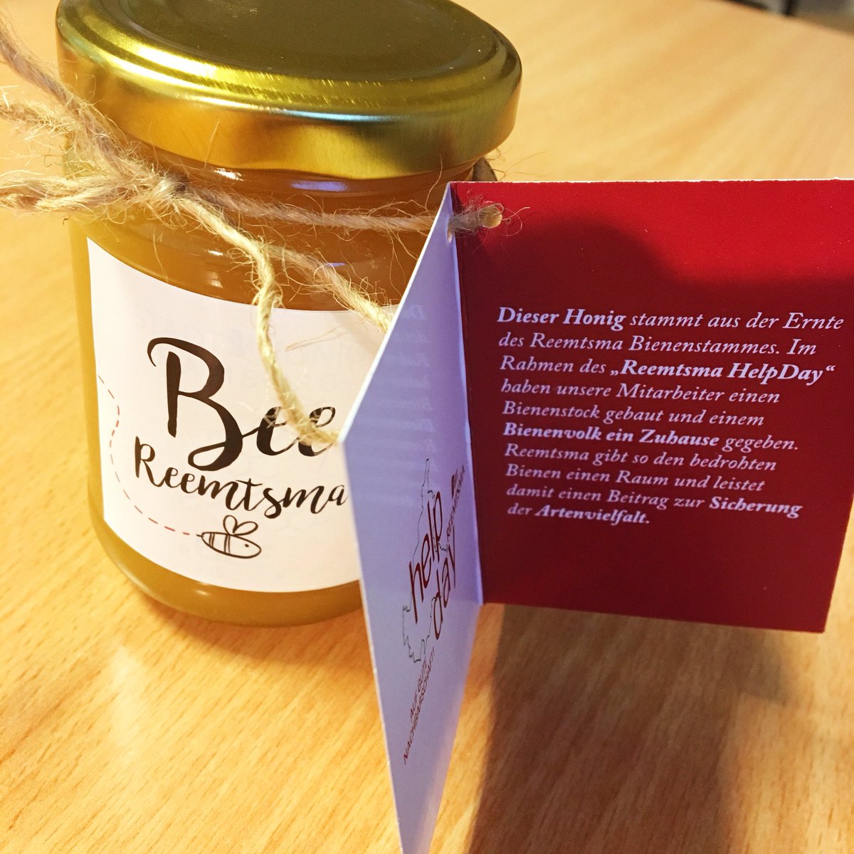 ladoreen's tweet photo. 🙌 Der erste Honig unserer @Reemtsma_ITG Bienen ist da 🐝 #reemtsma #helpday #HamburgerBienen https://t.co/ULdtgI9zeV