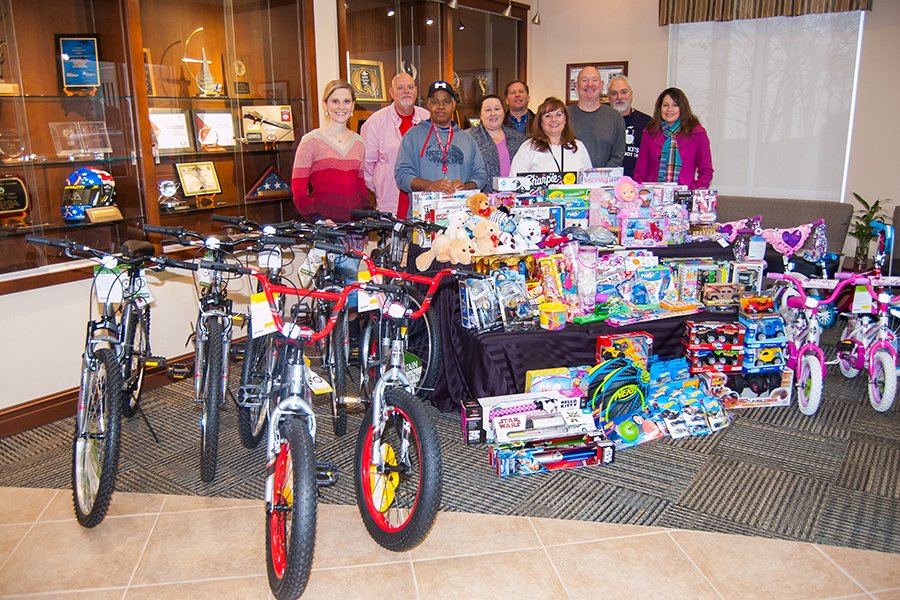 L3HarrisTech's tweet photo. #HarrisCorp Night Vision employees in Roanoke, Va., collected holiday gifts for children in need and distributed them to local foster homes across the Roanoke Valley. https://t.co/cjSaZ0ns0c #HarrisHEART #HarrisHOLIDAYS https://t.co/XK95l5bxVk
