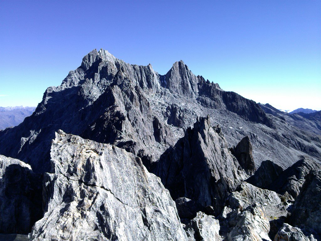 Mukumbari's tweet photo. El teleférico @Mukumbari brilla como el sol en la Sierra Nevada
su fortaleza es como las grandes rocas de los gigantes picos
el amarillo del frailejon, tras el frío embellece el páramo andino 
a donde todos quieren llegar en familia y sana amistad https://t.co/u9MBFmOktg