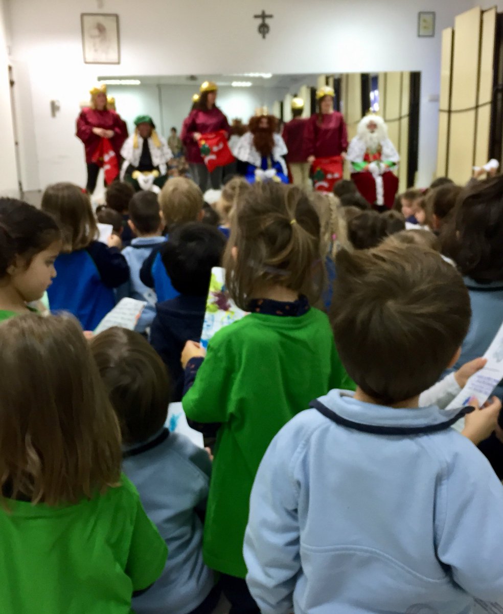 ColegioAmoros's tweet photo. Visita ilustre llena de emoción e ilusión, SSMMLos Reyes Magos de Oriente visitan #InfAmoros y recogen nuestras cartas #AMPAamorós #marianistas #ReyesMagos #Gracias https://t.co/s19ikB8sbR