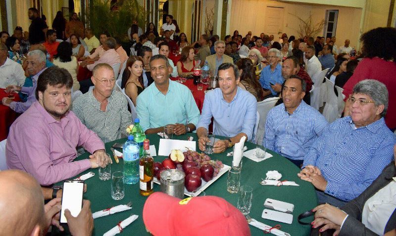 SoldeAmericas's tweet photo. Fernando Rosa asiste a cena de Confraternidad organizada por Demóstenes Martínez https://t.co/pDWTzzsLDo https://t.co/E85OuFAMKb