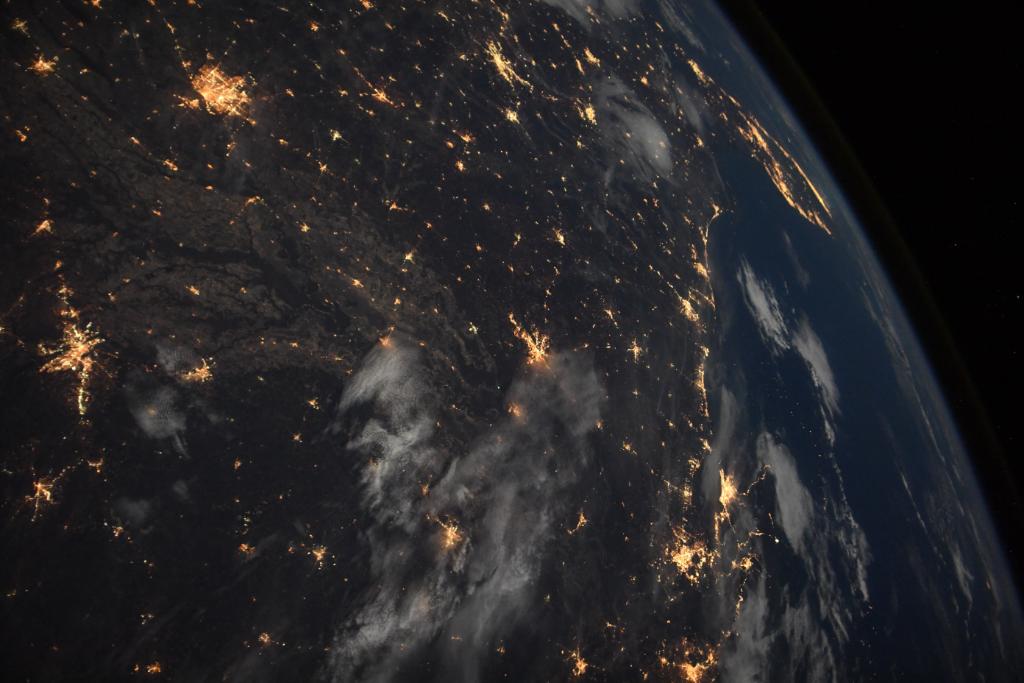 The beautiful space between Earth and @Space_Station was