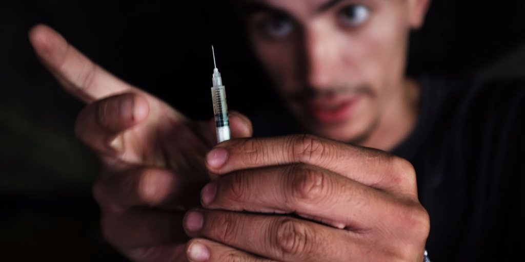 BusinessInsider's tweet photo. US drug-overdose deaths rose 21% in 2016—and life expectancy fell for the 2nd year in a row https://t.co/mK6gvVr6Wm https://t.co/cU2pITeN8k