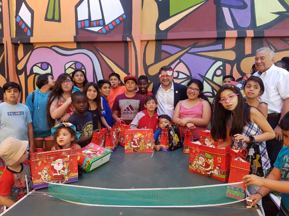 DPR_RM's tweet photo. Junto al @PlanParinacota y niñas y niños de Quilicura celebramos la navidad en nuestra @plazasbolsillo de Morandé 83 🤶🎄🎁 https://t.co/721QvzcZiG