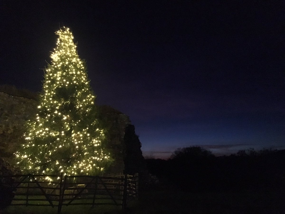 DorsetTourism's tweet photo. Corfe Castle is magical during this time of year✨Explore it's history and charm at their Winter Lights event to see the Castle wonderfully illuminated! Take the storytelling tour while you warm yourself over a cup of delicious mulled wine https://t.co/jyR2BswwJW🌟🏰🍷 https://t.co/4edtTLgX3O