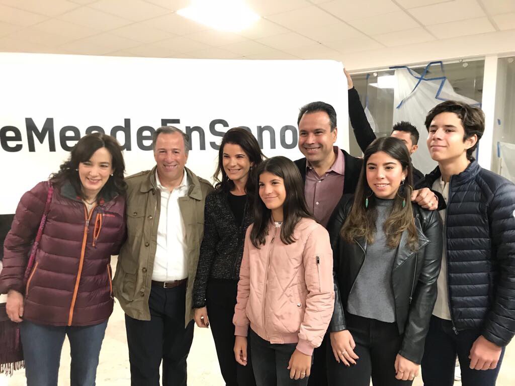 tonoastiazaran's tweet photo. En compañía de mi familia, esta mañana recibimos en Hermosillo a @JuanaCuevasR y a nuestro Precandidato @JoseAMeadeK https://t.co/kjNoBUpizn