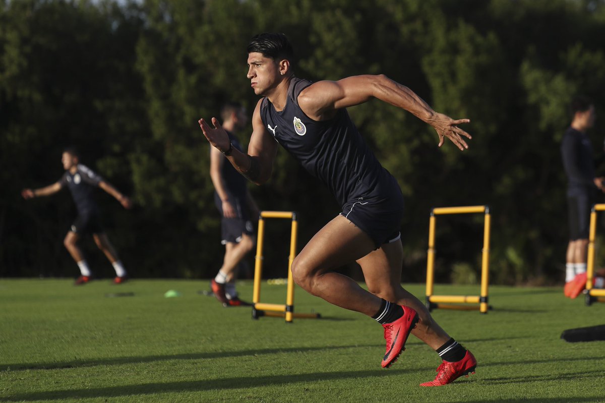 alanpulido's tweet photo. Si te rindes hoy, de nada sirvió el esfuerzo que hiciste ayer. 🔝 ⚽️ #pretemporada #dandoelmaximo #al💯 #AP9 https://t.co/oMMXiV165R