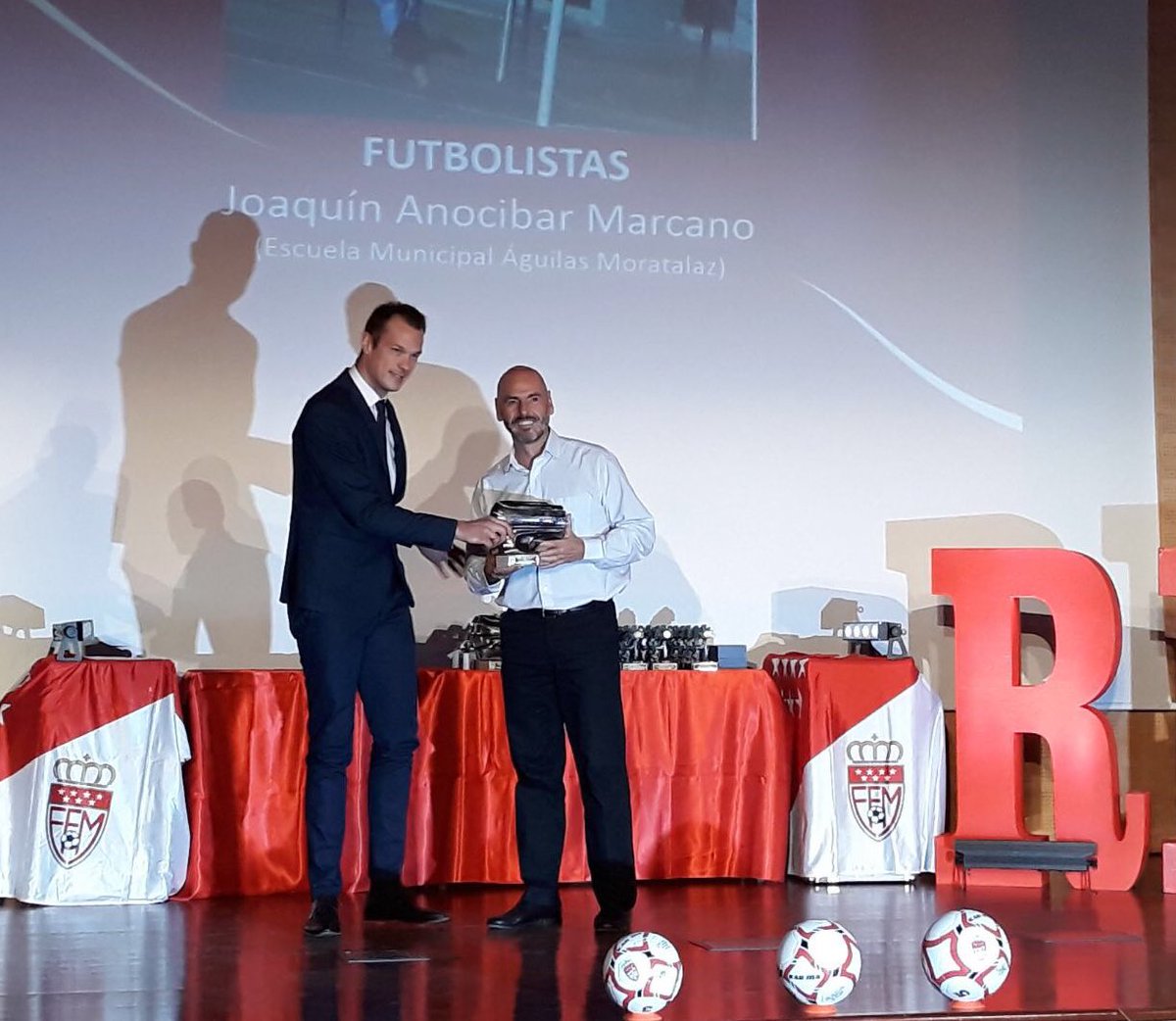 PukinPortero's tweet photo. Muchas gracias @RFFM_oficial y al Presi @PacoDiezRFFM por este Premio Homenaje al Mérito Deportivo, broche de oro a mi larga trayectoria en el @aguilasmorata y gracias @quecopinha de la @afefutbol por entregármelo en la inolvidable #GalaRFFM2017

#DedicadoamisCompañerosAguiluchos https://t.co/m05bsY9mkF