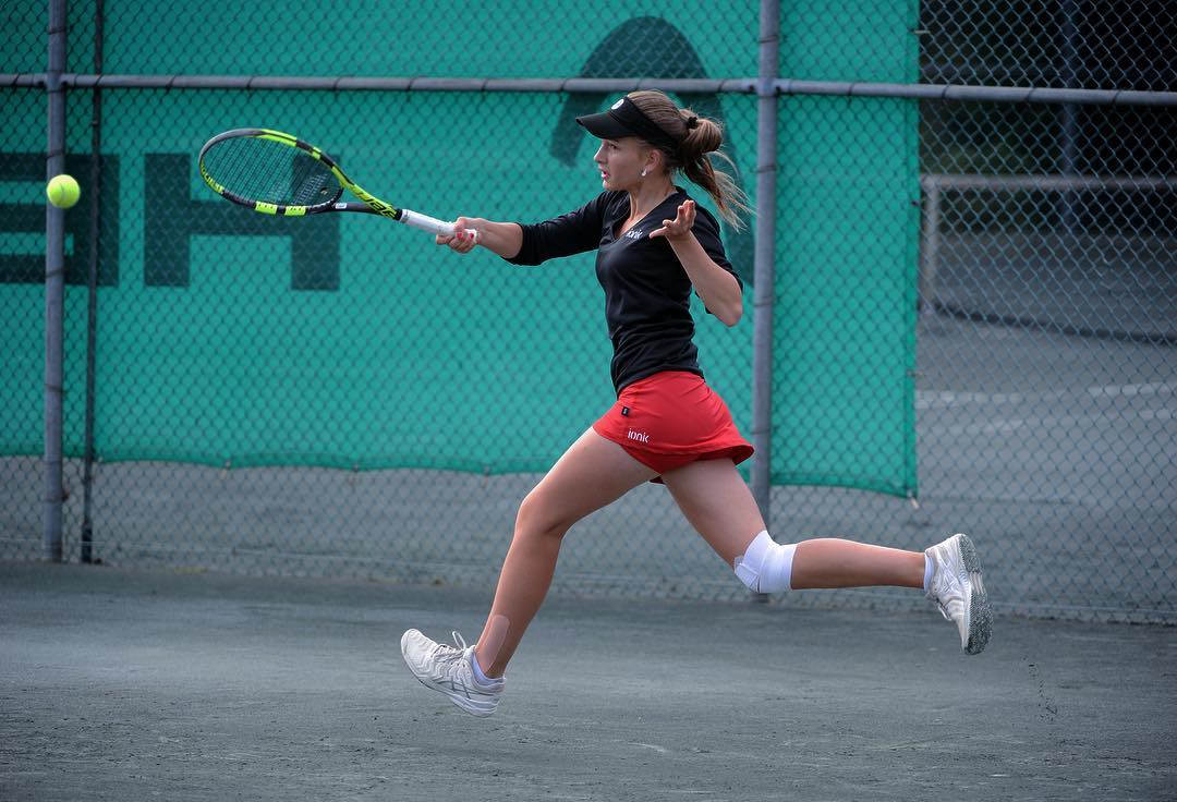 @ catherine_tennis est en position pour une frappe parfaite 👌
#tennis #ionik #athlete