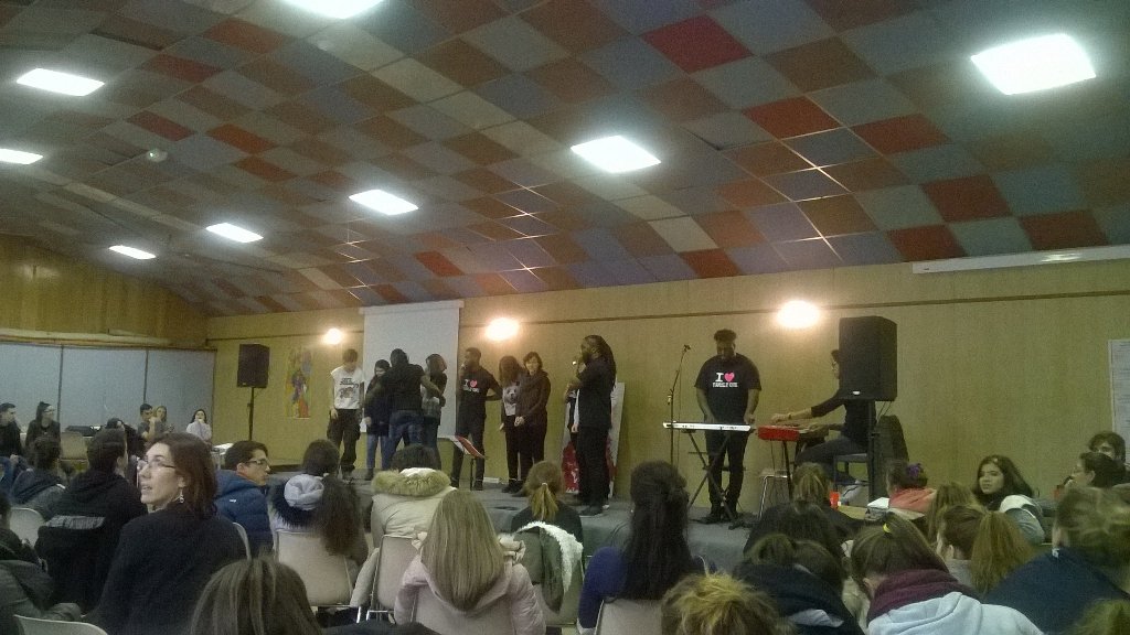AAuteuil_GOuest's tweet photo. Fête de #Noël des #lycées Daniel Brottier @AAuteuil : @FamilyOne1 fait danser et chanter les jeunes! https://t.co/DNagd138BW