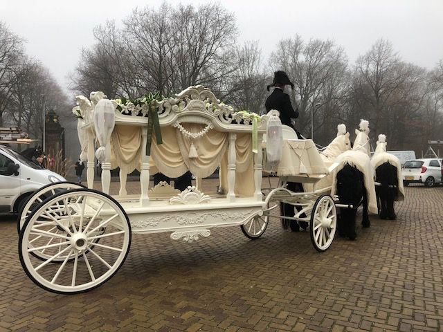 Vandaag uitvaart met indrukwekkende koets!!!!!
