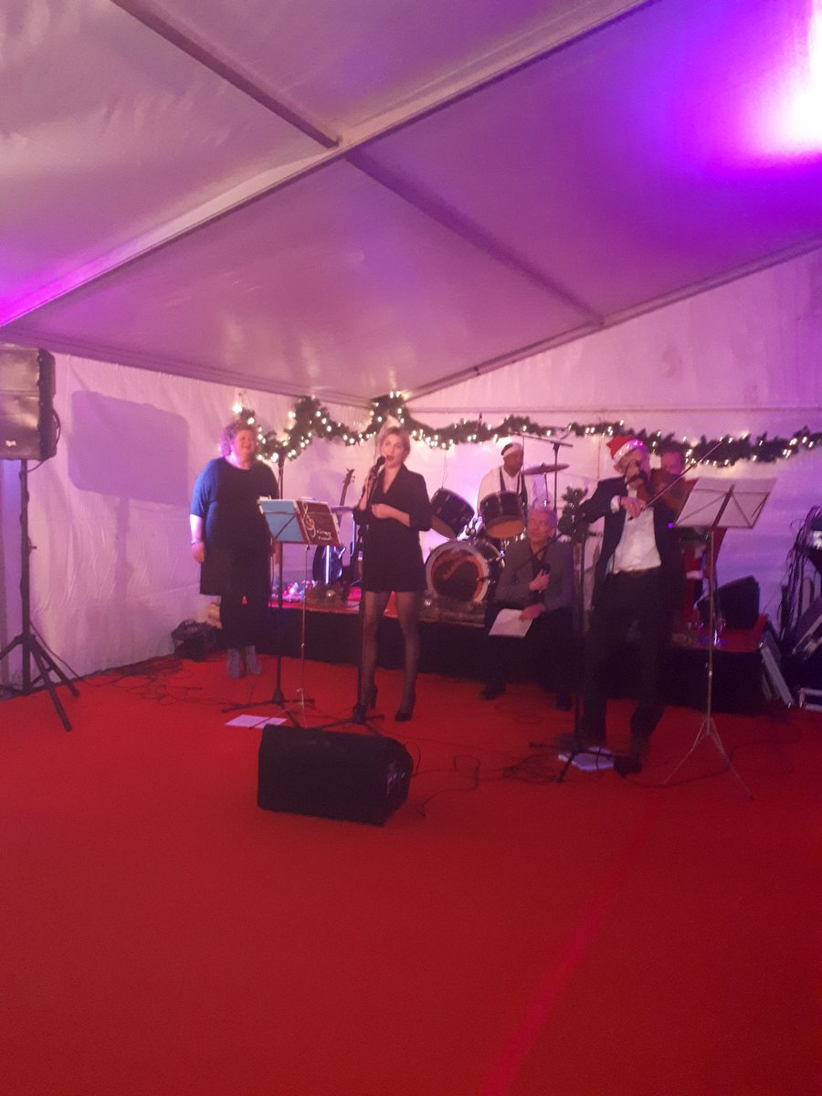 spiritjeugdhulp's tweet photo. Kerstborrel met jazzy kerstliedjes van de live band van @spiritjeugdhulp en @debascule! https://t.co/3aXAvcpEJi