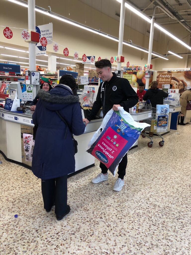 BOREHAM_WOODFC's tweet photo. Did you manage to get down to Tesco and have your bag packed by the first team? https://t.co/88OyRhxkci