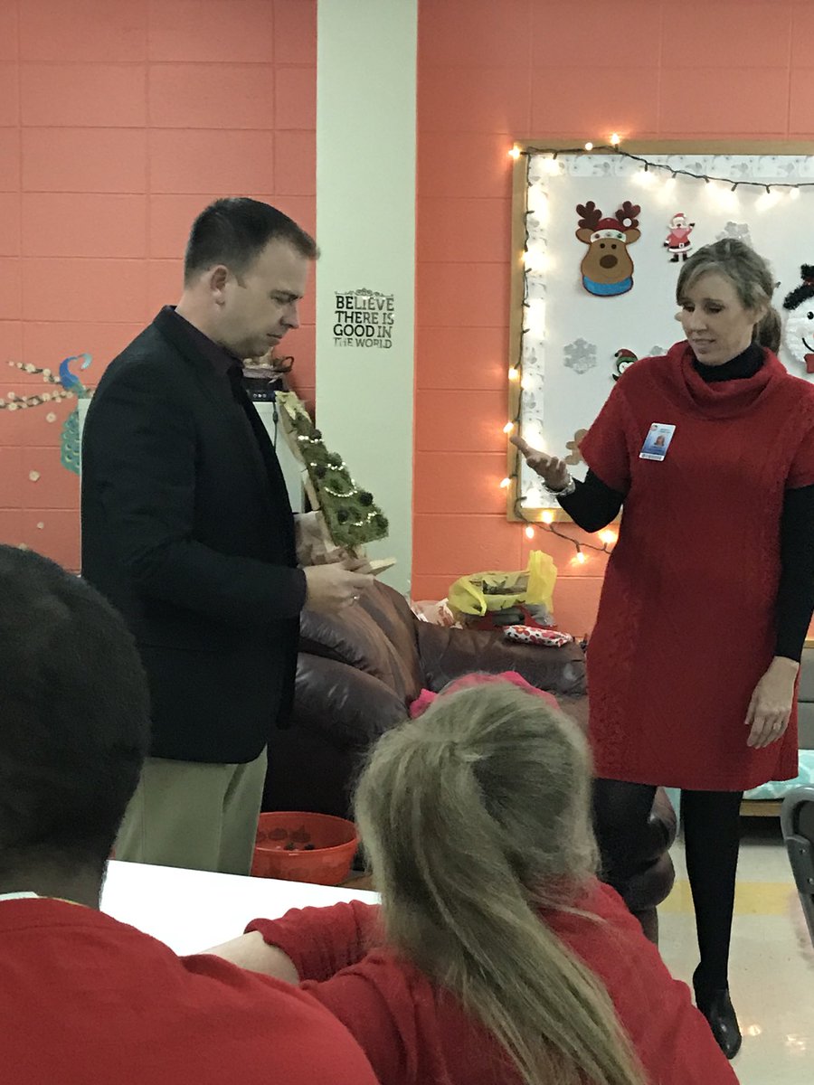 SucculentEnter3's tweet photo. We were able to deliver a Succulent Holiday Tree to @JohnJungmann to say #thankyou 👍🏻😁 for his support. @CarverMSCougars @KickapooChiefs @DHElementary @officialSPS @spsETC @TheEllenShow #OneMillionActsofGood #GoodGoesRound https://t.co/gDZXkqdwy3