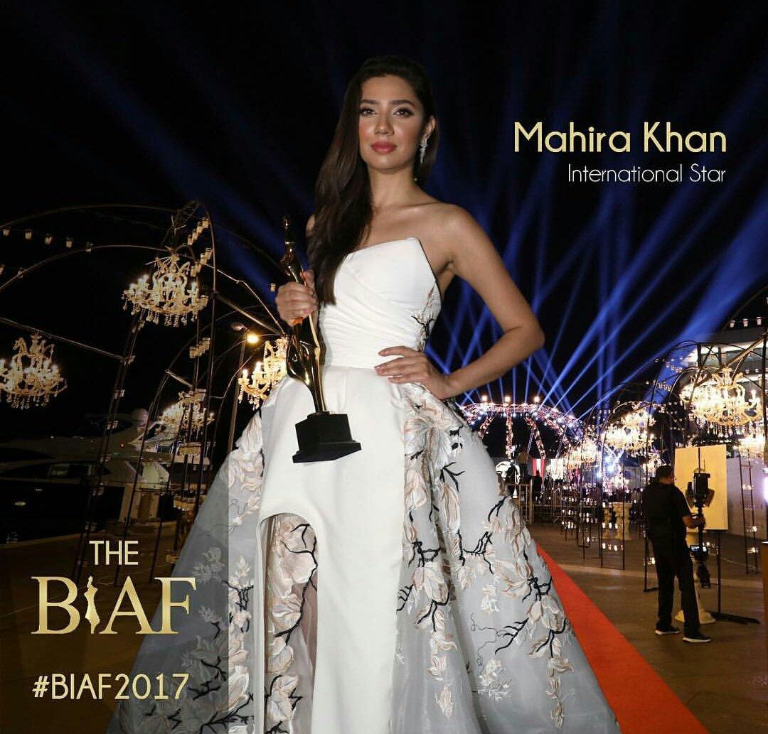 shafaqdurray_'s tweet photo. Our International star so so proud of you mk @TheMahiraKhan 
#HappyBirthdayMahiraKhan https://t.co/iLNz0m2piH