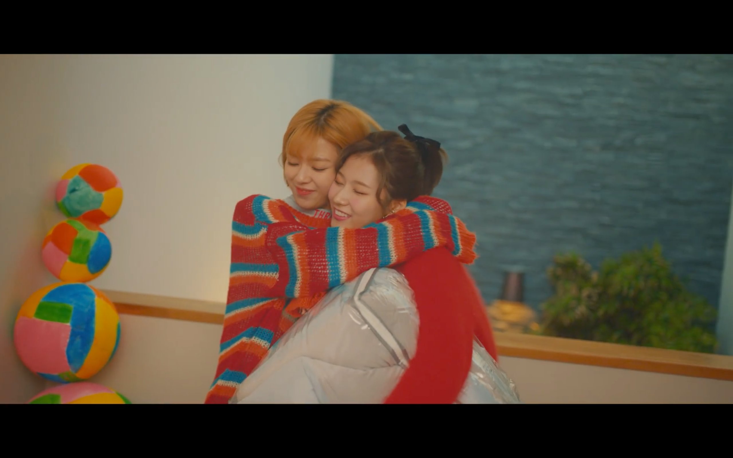 트와이스tsb Twice Merry Happy Gift Exchange Nayeon Momo Pink Plush Jeongyeon Sana Blanket Momo Chaeyoung Sana Nayeon Jihyo Dahyun Fluffy Jacket