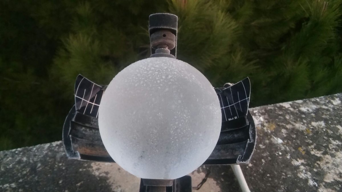 Divulgameteo's tweet image. Las heladas manchegas convirtieron al heliógrafo que tiene @AEMET_CLaMancha en el Observatorio de Albacete en un &quot;hielógrafo&quot; 😁
