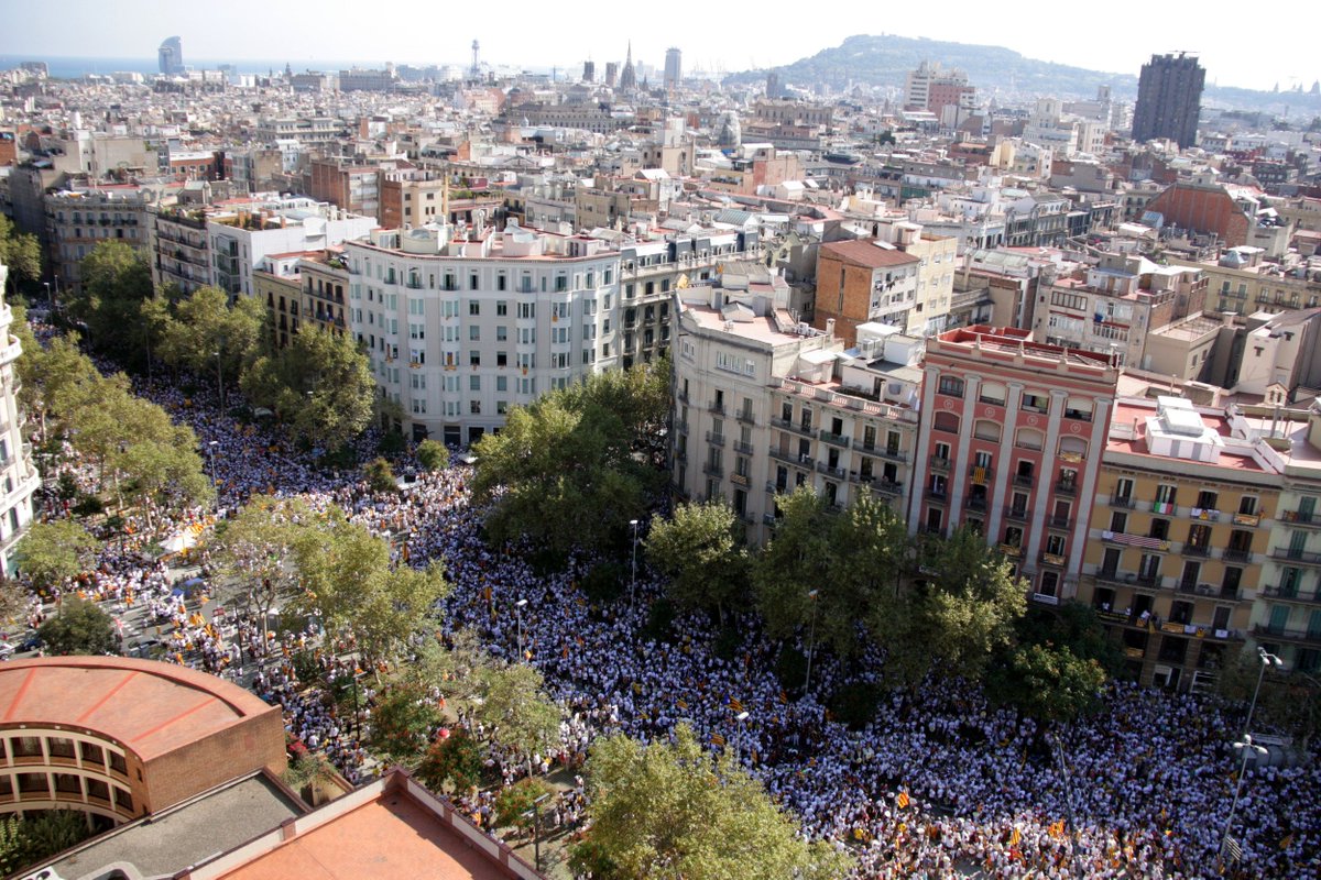 omnium's tweet photo. Que cadascú consideri si pot ser una democràcia un país on es considera delicte manifestar-se pacíficament. https://t.co/LbKE14gEB8