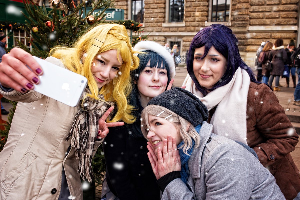 AozoraLL's tweet photo. Aqours taking a selfie at the Christmas market! 🎄♥️

📷: Sco:tty ( https://t.co/pBWYlVSCbH ) https://t.co/Mn5Bn3OyV9