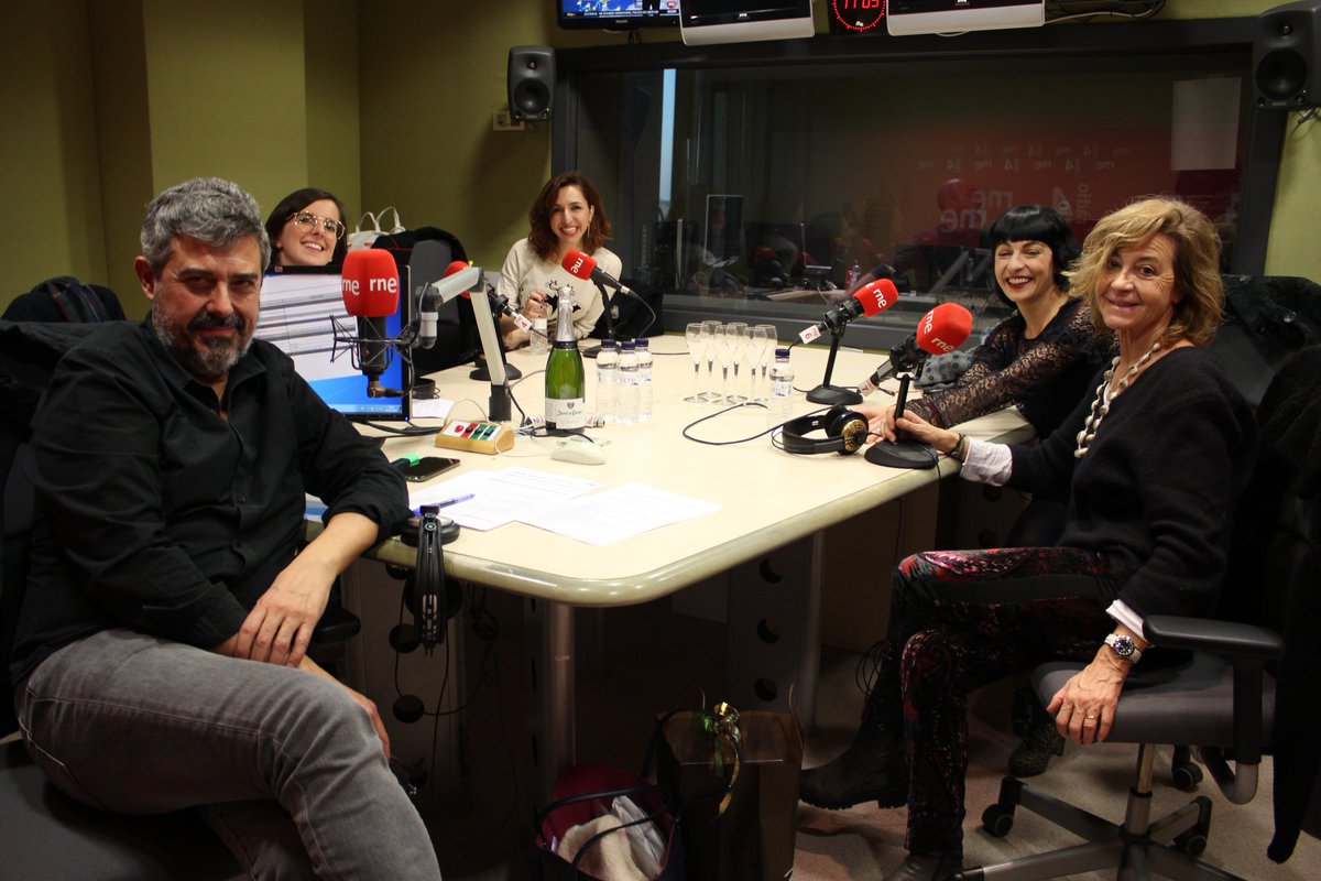 son4diesR4's tweet photo. 🔊 El decàleg del Nadal amb @roseramills, @VHogarth, @itafabregas, @AnnaBertran i @bochiluli. 

▶️ https://t.co/Gq9Z4mE8Nv https://t.co/GelNyVTKml