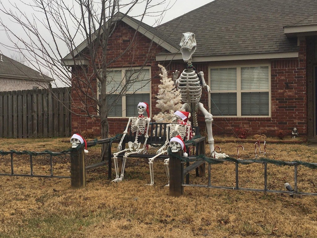 chatgentil's tweet image. Haut niveau de flemme. Ils ajoutent juste des bonnets de Noël à leurs décorations d'Halloween.