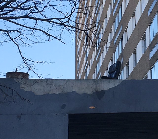 Stephane_Ravier's tweet photo. Une dernière idée de cadeau pour les fêtes ? Tranche de vie dans la cité "Jean Jaurès" du 14ème arrondissement de #Marseille : les tarifs du shit, le "bureau de travail" du chouf... 

Au milieu de tout ça, des familles censées croire dans les valeurs de la République... https://t.co/kcswcCAqvh