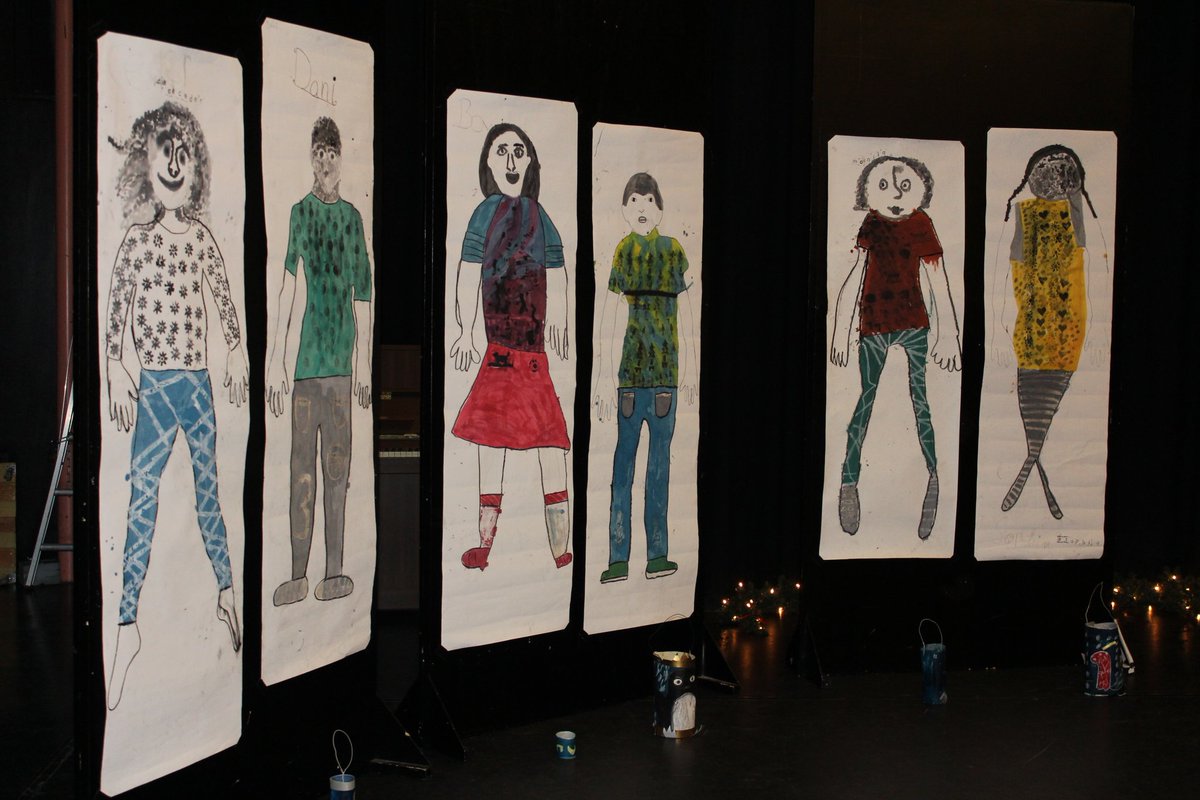 TriasRijswijk's tweet photo. Vanmiddag was de laatste presentatie van de expositie ‘Levensgrote zelfportretten’. De kinderen van het Trias Kunstlab presenteerden in de theaterzaal hun nieuwe creatieve ik. #trias #triasrijswijk #kunstlab #zelfportretten https://t.co/foU5xGTa9F
