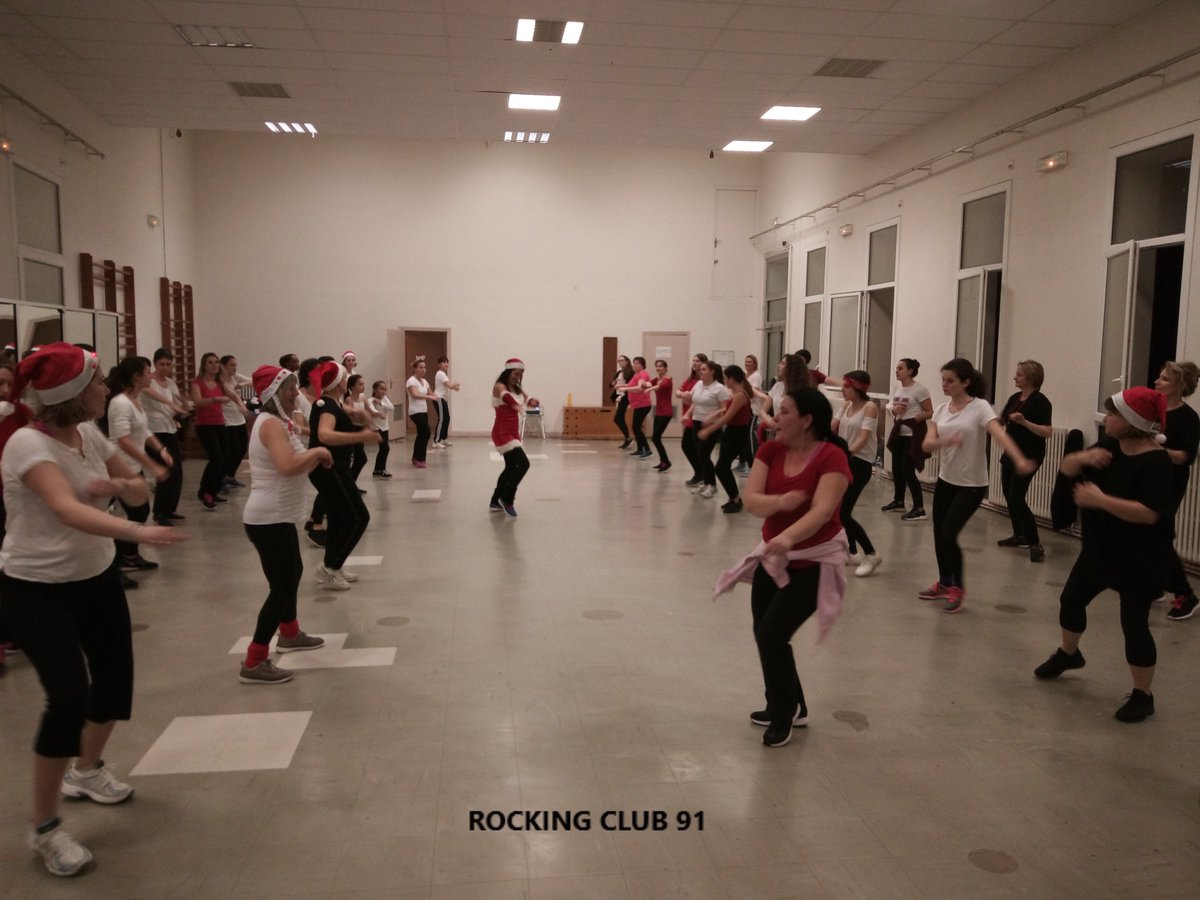 Rocking_Club_91's tweet photo. Au Rocking Club 91, le mercredi 20 décembre 2017, 
Sandrine fête Noël avec ses élèves de Zumba pour le dernier cours de l'année 2017, super ambiance les filles ! 😀😀😀

#Rocking_Club #zumba #danses #Noël #bonne_humeur #Yerres https://t.co/mAljrG3GGt