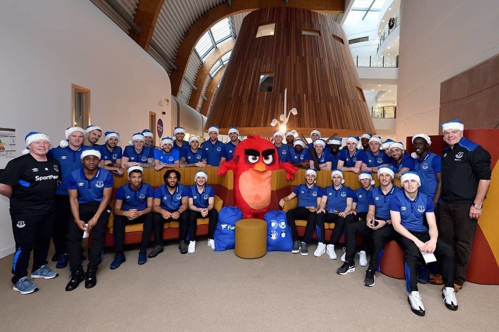 ToffeeTVEFC's tweet photo. The blues at @alderhey with #RedisaBlue to visit the kids and the wonderful #NHS staff https://t.co/wo9UD0fHiO https://t.co/iKJa5L6CNZ