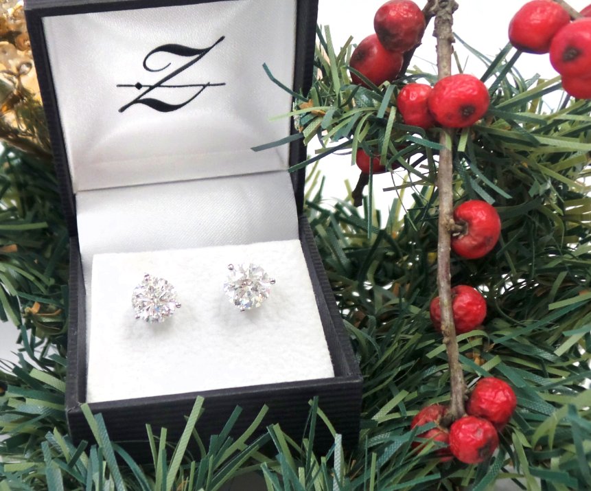 Nothing makes her Christmas season merry and bright quite like the shining bling of a new pair of gorgeous diamond earrings from #TracyZeller Jewelry 😄