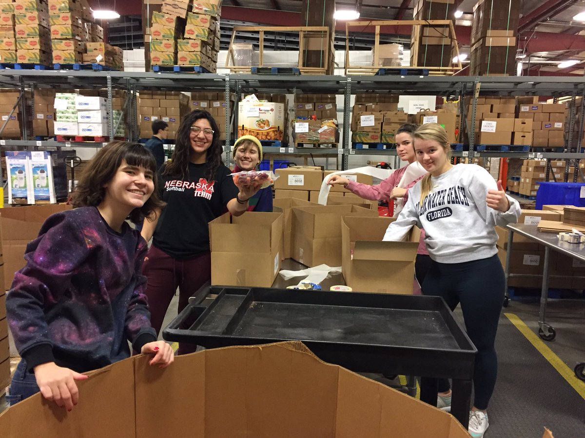 DASHdemocrats's tweet photo. Young Dems Service day! Thanks to all who came out and helped put together hundreds of meals! #helpies #makingadifference 💪🏼🔵 https://t.co/oYE6z1g8Zl