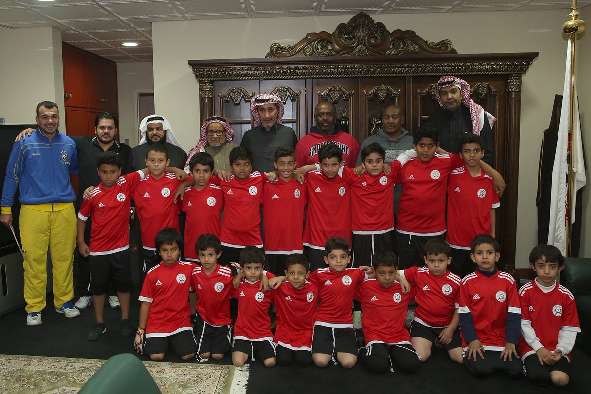 صورة تذكارية لأبناء أكادمية نادي الرياض مع الرئيس السابق لنادي الرياض الأستاذ فهد الحمالي ورئيس نادي الرياض الحالي الأستاذ عبدالرحمن السويلم.