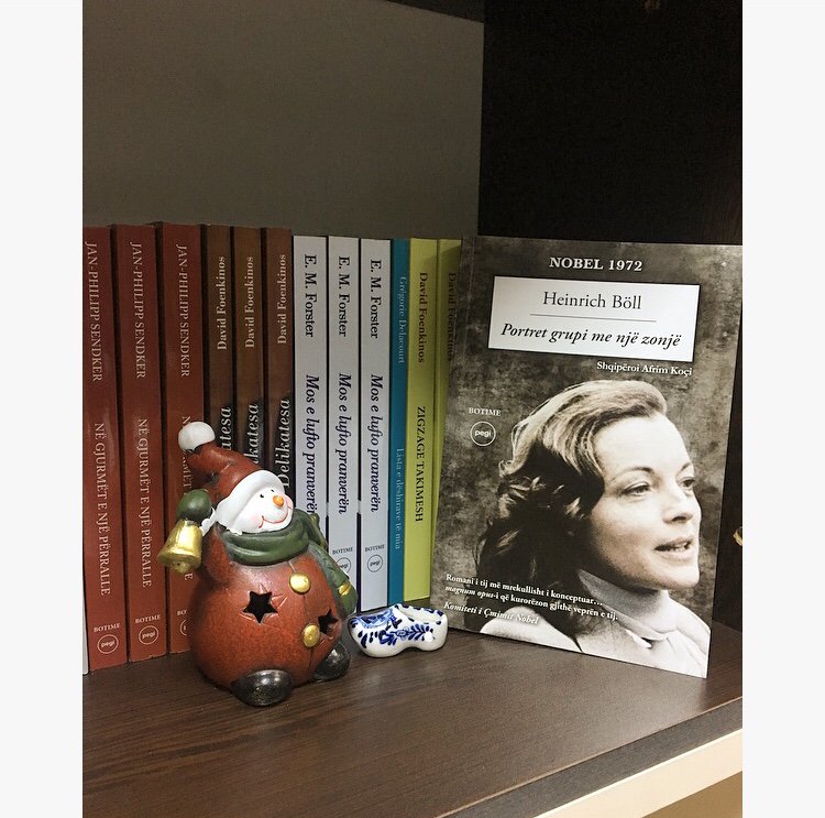 BotimePegi's tweet photo. Kanë kaluar 100 vjet nga datëlindja e shkrimtarit te mirënjohur Heinrich Böll, të cilin e kujtojmë me librin e tij “Portret grupi me nje zonjë”. #botimepegi #heinrichböll #portretgrupenjezonje #gruppenbildmitdame https://t.co/duQ9giVx03