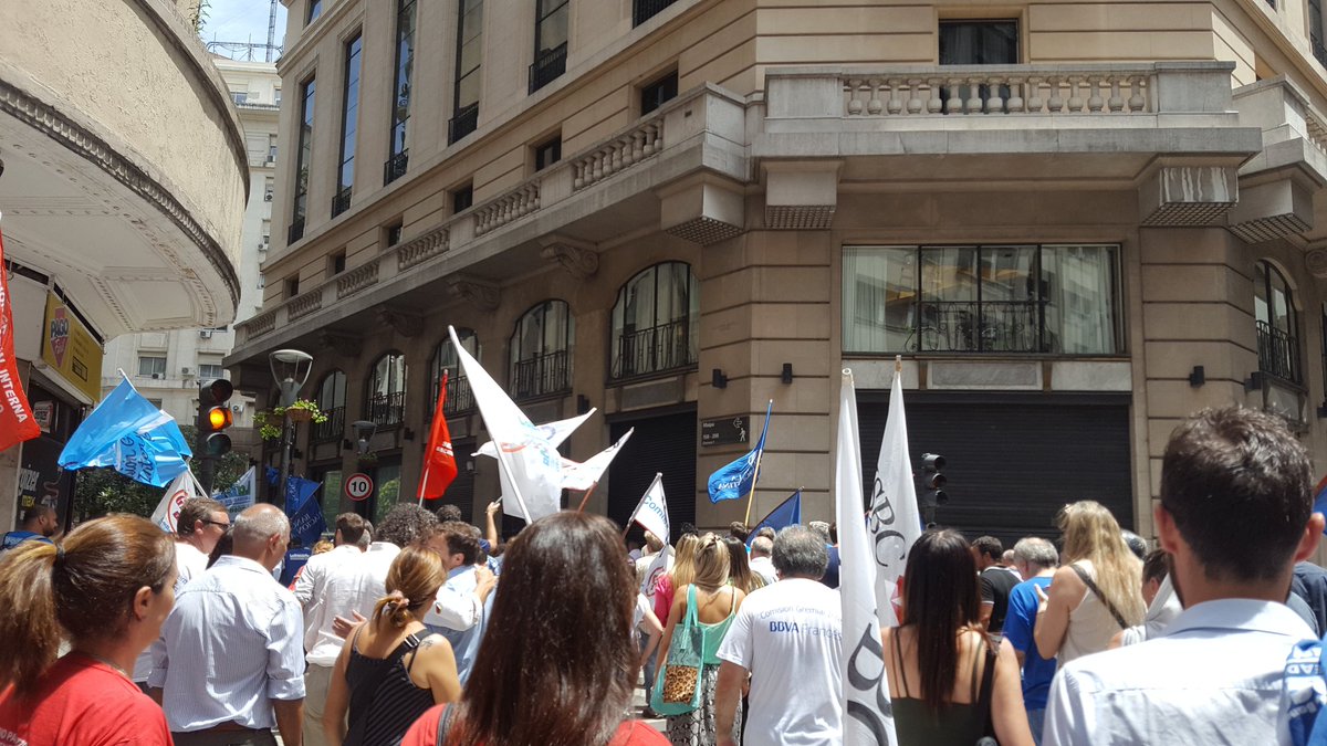 radioviral18's tweet photo. #Ahora protesta del gremio bancario en el microcentro https://t.co/N3akcPgWlq